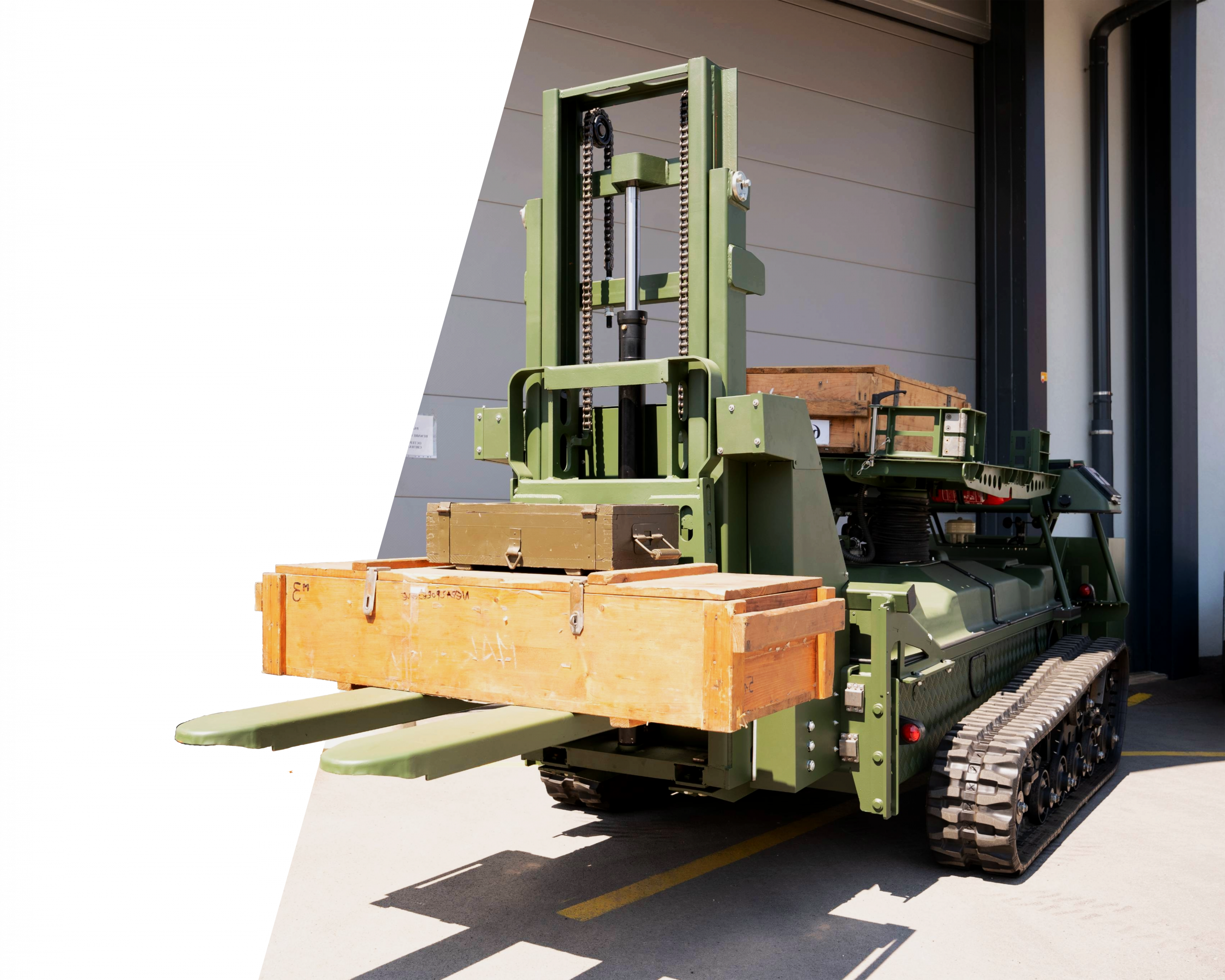 LUGV - Autonomous all-terrain forklift for outdoor logistics